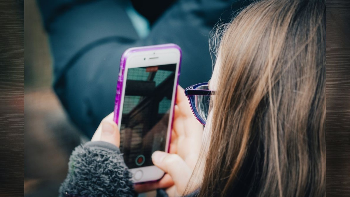WA governor lays groundwork for cellphone ban in public schools