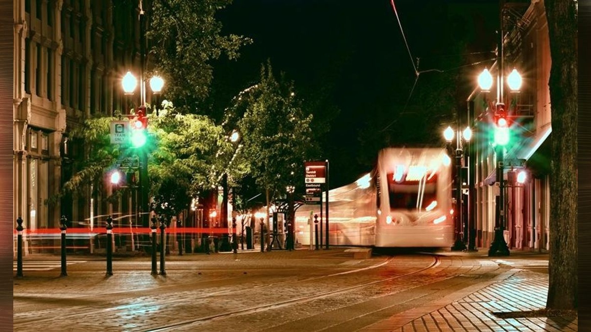Opinion: MAX at 40 – How light rail helped empty Portland’s transit system