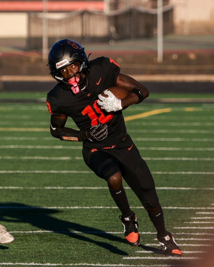 Trent Richardson looks up field after catching a pass in a Battle Ground Tiger football game.