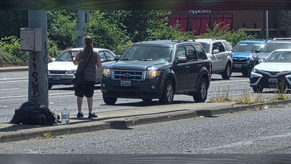Vancouver amends municipal code, banning pedestrians from staying on traffic islands, medians