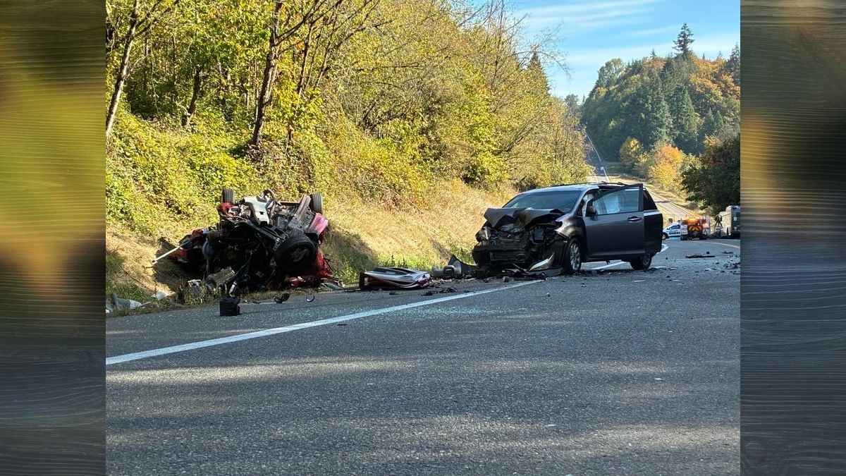 One person killed in three-vehicle crash in La Center