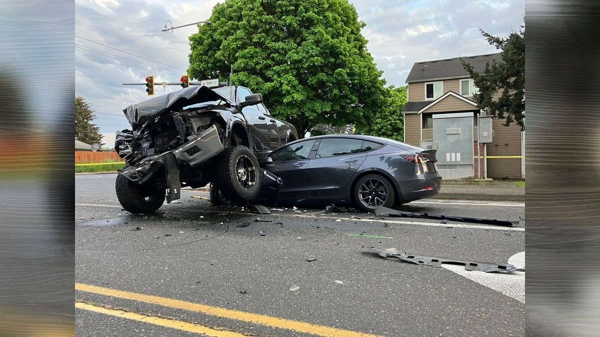 Driver injured in Orchards area collision