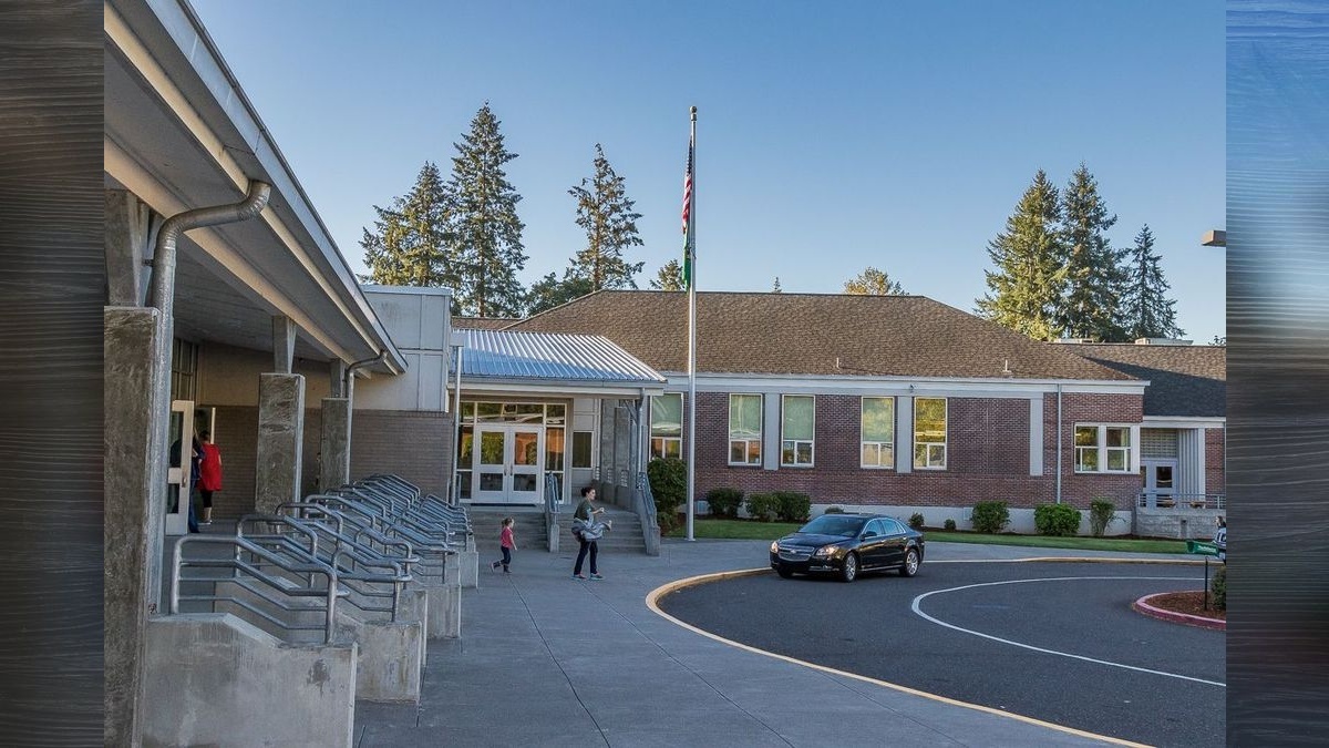 La Center School Board backs Superintendent Peter Rosenkranz