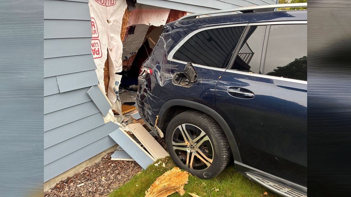 Vehicle drives into Camas townhouse